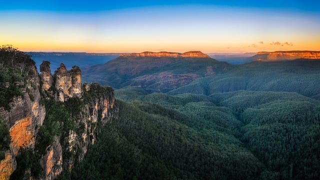 Three Sisters Sunrise View from Ecco Point, Blue Mountains National Park, Katoomba, New South Wales, Australia. 