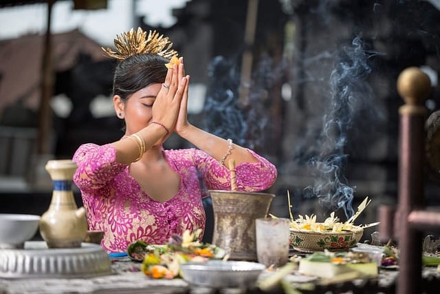 balinese woman praying at temple